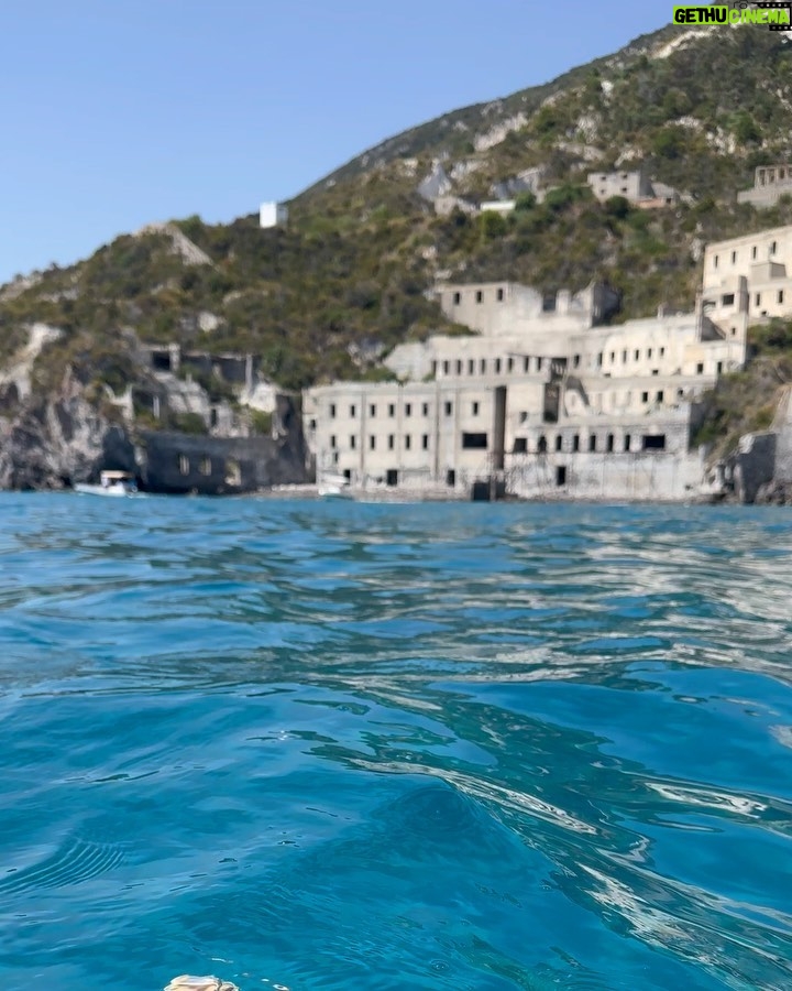 Ultimo - 321.3K Likes - Sicilia bedda.
Grazie perché ogni anno mi ospiti con amore e gentilezza, proprio come scrivevo giorni fa.
L’anno prossimo suonerò allo stadio San Filippo di Messina e ti restituirò con tutto me stesso quest’energia che mi è rimasta addosso… sulla pelle e nel cuore.
🌅❤️