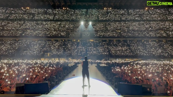 Ultimo - 310.9K Likes - Ti dedico il silenzio a San Siro. Che botta. ❤️