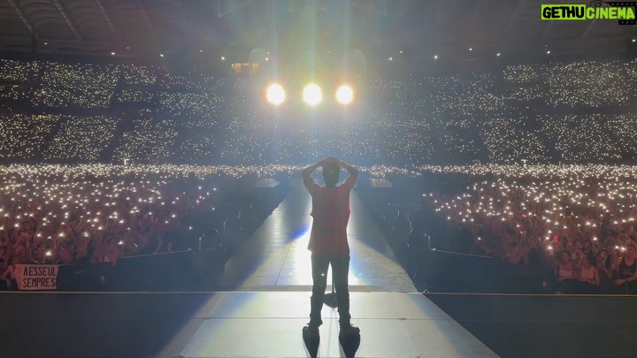 Ultimo - 299.2K Likes - Dove gli ultimi hanno forza e insieme cantano.
Roma, sei casa mia. GRAZIE ❤️
