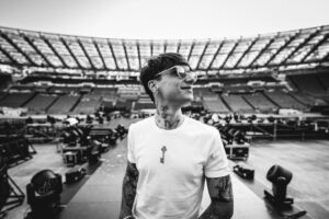 Ultimo Instagram - Dopo 4 anni torno a suonare all’Olimpico.
Stavolta per 3 notti. 
Roba che anche un bambino iper sognatore come me avrebbe pensato che era troppo… troppo anche solo da sognare. 
L’anno scorso uscito dal Circo Massimo avevo la sensazione di camminare a un metro da terra.
Perché? 
Perché mi sono sentito figlio di questa città e amato dalle strade dove sono cresciuto.

Lassù qualcuno ha scelto de famme nasce a Roma e io poi ho scelto de volecce vive. 
E nun so spiegallo a chi nun c’è nato…
Esse de Roma nun è questione de bello o brutto… 
Nun è questione de nord o sud…
Nun è questione de che lavoro fai….
È questione de guarda’ er mondo intorno che crolla e pote’ di’: 
Io so de Roma… e a me nun me tocca.

Non vedo l’ora di guardarvi negli occhi e ripetervi ancora una volta: ABBIAMO VINTO NOI ❤️