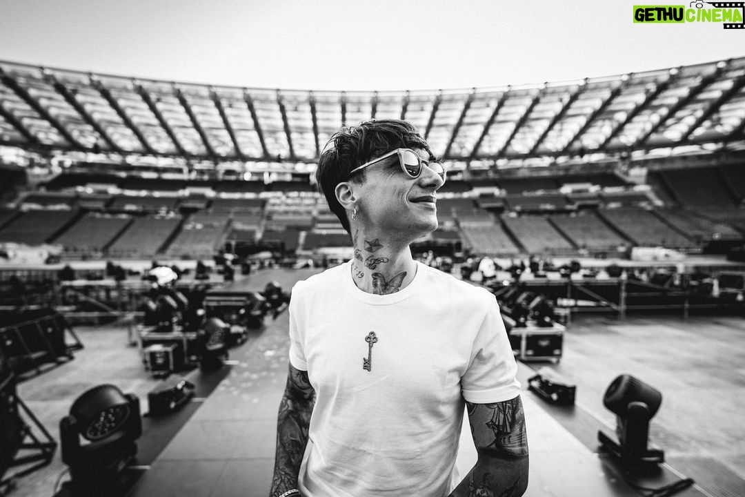 Ultimo - 260.6K Likes - Dopo 4 anni torno a suonare all’Olimpico.
Stavolta per 3 notti.
Roba che anche un bambino iper sognatore come me avrebbe pensato che era troppo… troppo anche solo da sognare.
L’anno scorso uscito dal Circo Massimo avevo la sensazione di camminare a un metro da terra.
Perché?
Perché mi sono sentito figlio di questa città e amato dalle strade dove sono cresciuto.
Lassù qualcuno ha scelto de famme nasce a Roma e io poi ho scelto de volecce vive.
E nun so spiegallo a chi nun c’è nato…
Esse de Roma nun è questione de bello o brutto…
Nun è questione de nord o sud…
Nun è questione de che lavoro fai….
È questione de guarda’ er mondo intorno che crolla e pote’ di’:
Io so de Roma… e a me nun me tocca.
Non vedo l’ora di guardarvi negli occhi e ripetervi ancora una volta: ABBIAMO VINTO NOI ❤️