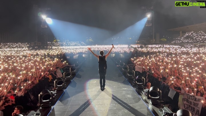 Ultimo - 265.2K Likes - Dove il mondo non mi tocca… GRAZIE ❤️