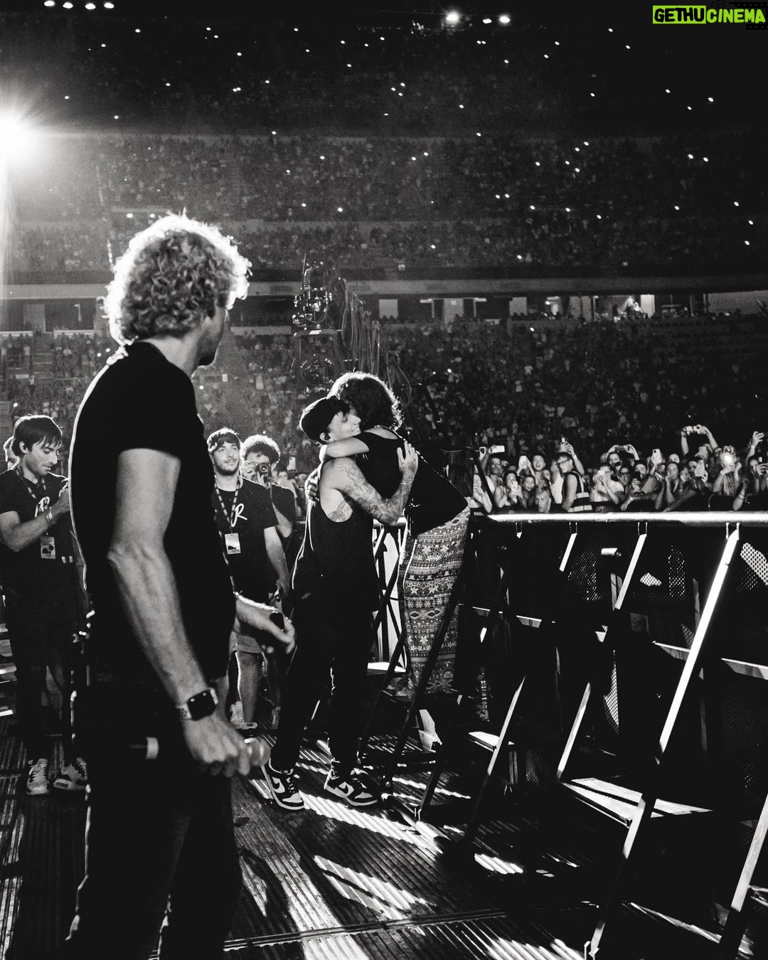 Ultimo Instagram - Abbracciando mamma a San Siro. ❤️