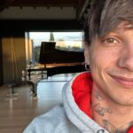 Ultimo Instagram - ALBA si conferma il disco più venduto in Italia per la terza settimana consecutiva. Grazie a tutti voi da me…. e il mio pianoforte lì dietro ❤️