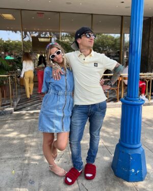 Ultimo Instagram - Vestiti come ti pare, tanto tu riporti il sole dentro me. Auguri bionda❤️