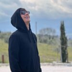Ultimo Instagram - Non è facile descrivere cosa accade per me quando un disco che ho scritto diventa di tutti. Ho sempre cercato di essere vero e sono orgoglioso di essere al quinto album in cui ho scritto tutte le musiche e tutti i testi. Questo perché per me non sono canzoni, ma pezzi della mia vita. Spesso quando mi dite che metto poche storie su Instagram mi viene un sorriso spontaneo perché in realtà la sensazione che ho quando giro per strada è quella di essere ‘nudo’. Perché nei miei testi mi confido senza accettare finzioni o barriere. Quando esco di casa (quelle poche volte😹) e provo a nascondermi dietro un paio d’occhiali, un cappello o un cappuccio è solo un tentativo di provare a proteggere la mia intimità, ma poi mi rendo conto che è inutile … perché chi ascolta bene le mie canzoni ha già visto tutto di me e mi conosce meglio di chiunque altro.