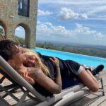 Ultimo Instagram - Vestiti come ti pare, tanto tu riporti il sole dentro me. Auguri bionda❤️