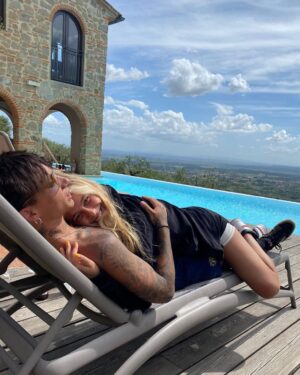 Ultimo Instagram - Vestiti come ti pare, tanto tu riporti il sole dentro me. Auguri bionda❤️