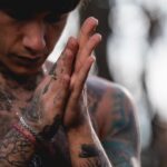Ultimo Instagram - In Alba faccio riferimento ai sogni, ai dubbi sul senso della vita, alle speranze e alla voglia di superarsi. L'amore arriva solo nel momento finale, quando negli ultimi versi dico: "quando vivi un giorno bello ridi e pensami, a me basta solo questo per non perderti”. Quello di cui parlo è un amore universale. Credo che amore non sia solo vivere sotto lo stesso tetto, avere figli o dormire insieme. Si può amare anche senza parlarsi mai e vivendo in parti diverse del mondo. Se so che una persona che amo mentre vive un giorno bello ride e mi pensa, allora per me vale più di qualsiasi altra cosa. Ho deciso di mettere questi versi alla fine di Alba perché credo che quando ci s’interroga sul senso della vita, alla fine, per difesa o per natura, ci si rifugia sempre nell'amore. Anzi, più che nell'amore, nell'amare. Non c'è bisogno di parlare, siamo collegati tutti, da cosa non lo so... è per questo che ho scritto Alba.