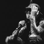 Ultimo Instagram - LETTERA AI MIEI FAN Oggi ho postato nelle storie un ricordo del 2017 di quando fui preso alle selezioni di Sanremo Giovani. Mi ha toccato il cuore vedere da quella foto quanto ero diverso ma allo stesso tempo sempre uguale ad adesso. Quello che mi ha colpito di più, in una delle mie solite passeggiate da giovane-vecchio quale sono ad Hyde Park qui a Londra, sono stati i vostri messaggi. Mi sono accorto di quanta gente c’è tra di voi che mi segue dal giorno zero, e che non mi ha mai lasciato da solo. E in ogni piccola battaglia si è sempre seduta accanto a me, difendendo le mie parole con parole proprie. Mi sono accorto di quanto sia importante avere una fanbase così solida, anzi credo sia riduttivo chiamarla fanbase… La chiamerei in un altro modo, qualcosa che si avvicina di più ad un collettivo di anime in fiamme… perché spesso quelli come noi si sentono incazzati e persi in questo mondo cinico e freddo, fatto di violenza e apparenze, dove i cattivi sono travestiti da buoni e viceversa… ma noi crediamo ancora di poter cambiare il mondo con una canzone !…. Sapendo però che l’unico mondo da cambiare è dentro di noi…. Mi ha colpito capire che voi non avete ascoltato quello che dicono gli altri su di me, perché voi avete ascoltato le mie canzoni e trovato in loro quello che io sono… trovato in loro quello che voi siete!!… E se fare musica oggi vuol dire solo spaccare in radio, fare la hit del momento o fingersi perbenista per passare da buono per poi essere tutt’altro… allora preferisco rimanere schivo e fragile agli occhi degli altri e continuare a rivolgermi “solo” a voi. Perché se c’è una cosa che ho capito da stamattina è che io non voglio conquistare chi non ho… io voglio continuare a conquistare quelli che già ci sono. Con il cuore in mano, vostro Nic. ❤️🌅