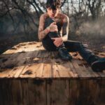 Ultimo Instagram - T’immagini se tutto stesse sopra i nostri limiti E credessimo ai sorrisi come i comici, Se non dovessimo parlare per conoscerci, Se non amassimo soltanto i nostri simili? Forse avremmo gli occhi solo per descriverci Perché uno sguardo, in fondo, basta per dipingerci Quando vivi un giorno bello ridi e pensami Ho ascoltato i miei silenzi e ho avuto i brividi Perché dentro un mio respiro sei tu che abiti Quando vivi un giorno bello ridi e pensami A me basta solo questo per non perderti, Ma t’immagini se tutto questo fosse la realtà?…