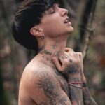 Ultimo Instagram - Alba è una canzone che disegna una connessione con la parte più nascosta di me. Quella parte che tutti abbiamo, ma che tendiamo a perdere di vista dato il continuo "inquinamento" che quotidianamente riceviamo dall'esterno. Sono andato laggiù, in quel posto lontano che spesso ci dimentichiamo di avere. Tutti noi, a prescindere dal lavoro che facciamo, vorremmo essere anche qualcosa che non siamo, e questa sana insoddisfazione ci porta sempre a voler dare quel qualcosa in più, a voler scoprire cosa c'è oltre quel muro che ci tiene spesso anestetizzati. lo, che sono un fanatico di tutto quello che di nuovo scopro nella mia anima, sto capendo che dietro le nostre abitudini che ripetiamo ogni giorno c'è il rischio di atrofizzarsi e, soprattutto, di credere che sia normale farlo. Sono un cantautore e quello che voglio è porgere il lato sognatore, quello del bambino, quello che sogna di superare i limiti dell’essere umano e che s’illude che una canzone possa cambiare il mondo. So bene che una canzone per molti resta una canzone, ma io rimango nella mia bolla, dove una musica e un testo rimangono le migliori armi che ho per riuscire a vincere il tempo. Alba è una canzone con cui spero di risvegliare, anche solo per un breve momento, quella nostra parte primitiva dentro di noi, che viene da lontano, quando eravamo altro... Perché questa vita non è tutto quello che abbiamo, c’è molto di più dentro ognuno di noi…