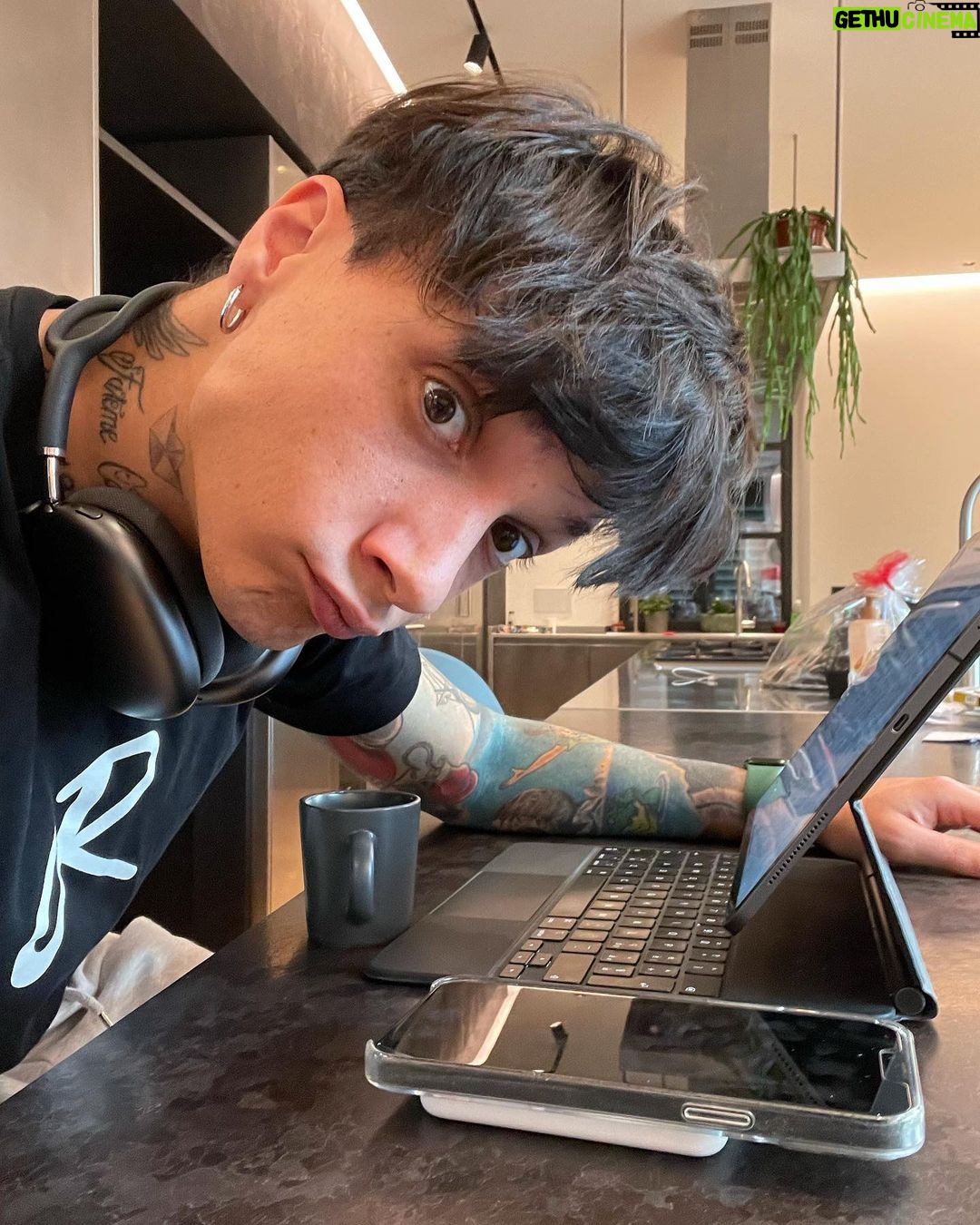 Ultimo Instagram - Auguri a tutti! Sto chiudendo la tracklist del disco... non vedo l’ora di farvelo ascoltare. Solo con un altro disco ho avuto queste sensazioni prima di farlo uscire. Fidatevi, sarà un bel viaggio ❤️🌅