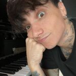 Ultimo Instagram - Ho 26 anni, la mia storia devo ancora scriverla e sento che mettermi in gioco è un bel modo per farlo. Ho una canzone e un disco in cui credo più di qualsiasi altra cosa al mondo e sentivo il bisogno di presentare questa canzone sullo stesso palco da cui sono partito. Sanremo, ci rivediamo a febbraio!