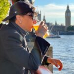 Ultimo Instagram - Sono venuto qui per scrivere il mio nuovo disco. Londra per me è un posto speciale. La sua malinconia l'ho sempre amata e quello che provo qui è qualcosa di strano… credo che ognuno sia destinato a sentirsi in un determinato modo in certi posti… c'è chi dice che sia per le vite passate, io non lo so… Nel 2016 stavo registrando Pianeti a Roma e sono venuto qui. Ricordo che sentivo i provini vicino alla metro di Earl’s Court… e quei provini pian piano diventavano canzoni… Ecco, sono venuto qui cercando quella stessa ispirazione, ho bisogno di tornare come quando nel 2016 camminavo qui e mi chiedevo "chissà dove arriverò con questa musica”. Ho bisogno di ritrovare quel bellissimo senso di smarrimento che ogni ragazzo prova mentre insegue un sogno molto più grande di lui. Ho preso una casa e comprato un pianoforte, vediamo cosa esce… La missione sarà portarsi a Roma il pianoforte e poter dire "su questo pianoforte ho scritto il mio nuovo disco". London, United Kingdom