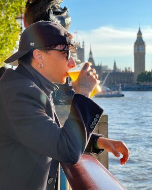 Ultimo Instagram - Sono venuto qui per scrivere il mio nuovo disco.

Londra per me è un posto speciale. La sua malinconia l'ho sempre amata e quello che provo qui è qualcosa di strano… credo che ognuno sia destinato a sentirsi in un determinato modo in certi posti… c'è chi dice che sia per le vite passate, io non lo so…

Nel 2016 stavo registrando Pianeti a Roma e sono venuto qui. Ricordo che sentivo i provini vicino alla metro di Earl’s Court… e quei provini pian piano diventavano canzoni…
Ecco, sono venuto qui cercando quella stessa ispirazione, ho bisogno di tornare come quando nel 2016 camminavo qui e mi chiedevo "chissà dove arriverò con questa musica”.
Ho bisogno di ritrovare quel bellissimo senso di smarrimento che ogni ragazzo prova mentre insegue un sogno molto più grande di lui.
Ho preso una casa e comprato un pianoforte, vediamo cosa esce…
La missione sarà portarsi a Roma il pianoforte e poter dire "su questo pianoforte ho scritto il mio nuovo disco".