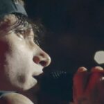Ultimo Instagram - Più pensi a un desiderio e più lui si trasforma in vento La gente ci guardava come fossimo due alieni Ed io che sono abituato a smascherare i miei segreti Le confesso che non guardo mai i suoi occhi da vicino Perché poi ci casco dentro e non mi accorgo che respiro E spegni tu la luce che io non mi reggo in piedi Poi la spegni e vedo poco ma tutto è dentro le mie mani Non ti vedo ma ti sento e il letto è diventato mare Ti avvicini e non so stare a te vicino senza amare Amati sempre Ti prego amati sempre, sempre, sempre…
