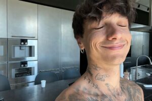 Ultimo Instagram - Roma, ho delle parole da dedicarti dopo ieri sera.
Non so come possa sdebitarmi per quello che ho visto e sentito.
Non riuscivo a vedervi tutti eppure vi ho sentiti uno per uno, tutti e 70.000.
Io sono uno partito da solo, con un pianoforte, le mie canzoni e nient’altro... e vedere che sono arrivato a tutto questo mi fa credere nella bellezza dei sogni.
Come ho gridato ieri alla fine del concerto “abbiamo vinto noi” !!! 
Quelli in cui nessuno credeva. 
Quelli lasciati fuori. 
Quelli che ancora sperano che le cose possano cambiare. 
Quelli che, sbagliando, hanno chiamato ultimi… e stavolta hanno vinto.
Roma, 17 Luglio 2022, una notte che rimarrà per sempre.