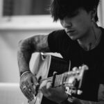 Ultimo Instagram - Non chiedere all’universo cosa vuoi, ma cosa desideri. Lui ci ascolta sempre. Pesa le parole che pronunci perché anche se mentre le dici non ci credi, loro vengono ascoltate da te stesso. Io sto imparando… piano piano… a bastarmi per quello che sono e a riconoscermi nei vostri occhi sempre di più, perché mi rendono ogni giorno sempre più vicino a quello che voglio essere. Guardo spesso i video dei concerti che ho sul telefono, guardarli da solo in camera mi fa sentire fortunato. Perché nel mondo della musica io non devo dire grazie a nessuno, se non a voi che costantemente per strada, sui social e ai concerti, mi dimostrate che farcela nella vita può voler dire tante cose, per me è esservi stato accanto con la mia musica in un pomeriggio grigio dove nessuno sembrava potesse capirvi. Perché forse sarò un illuso, ma voglio vivere pensando che lì fuori ci sia gente che come me si è sentita salvata da una canzone. Se le diamo la possibilità, la musica può salvarci la vita tutti i giorni. Per me è stato così. London, United Kingdom