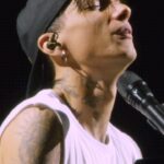 Ultimo Instagram - Un anno fa scrivevo Alba. Quando la suono piano e voce sembra fermarsi il tempo per me. Dico sempre che è come se fosse una preghiera quando la canto.. almeno a me dà questa sensazione… Diventiamo tutti più umani accettandoci con le nostre fragilità senza sotterrarle dentro di noi. Spesso quando sogniamo il nostro futuro ci immaginiamo perfetti, senza capire che forse per essere davvero al di là dei nostri limiti basterebbe accettarsi per quello che si è. Auguri Alba 🌅❤️