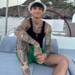 Ultimo Instagram - Sicilia bedda. Grazie perché ogni anno mi ospiti con amore e gentilezza, proprio come scrivevo giorni fa. L’anno prossimo suonerò allo stadio San Filippo di Messina e ti restituirò con tutto me stesso quest’energia che mi è rimasta addosso… sulla pelle e nel cuore. 🌅❤️ Isole Eolie