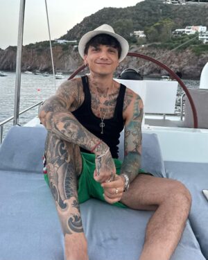 Ultimo Instagram - Sicilia bedda. 
Grazie perché ogni anno mi ospiti con amore e gentilezza, proprio come scrivevo giorni fa. 
L’anno prossimo suonerò allo stadio San Filippo di Messina e ti restituirò con tutto me stesso quest’energia che mi è rimasta addosso… sulla pelle e nel cuore.
🌅❤️