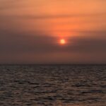 Ultimo Instagram - In questo mondo fatto di guerre, finzioni e povertà emotiva, dove ognuno parla senza dosare le parole ma solo cercando consensi, dove tutti vogliono costruire il mondo in base alle proprie esigenze, con alba provo a invertire le rotte e a guidare me stesso verso quello che sono veramente. Non so come alcuni non se ne rendano conto, ma stiamo andando verso un punto di non ritorno in tutti i sensi e stiamo consolando i nostri fallimenti umani attraverso un TikTok o un post di Instagram. La situazione è più alta e complessa di quello che crediamo, ed io non ho la presunzione di scrivere che Alba possa risolvere tutto questo, però credo che sia arrivato il momento di fermarsi un attimo e di calibrare se stessi prima del mondo fuori. Quest’epoca fatta di tante indignazioni, non riesce ad indignarsi per la povertà emotiva in cui tutti noi stiamo cadendo… non riesce ad accorgersi che stiamo vivendo la vita secondo canoni di altri, e che ci stiamo anestetizzando tutti, credendo che l’intelligenza artificiale possa sostituirci, arrivando a chiederle, “come posso essere felice?” Depositiamo le nostre cattiverie dentro un commento su Facebook per poi tornare alla noia della nostra quotidianità che ci rende perennemente insoddisfatti. Io non ho risposte ma vivo una vita di domande e provo a capire cosa si nasconde dietro il telo della finzione. Sono un cantautore e l’unica cosa che posso fare è scrivere che dentro i silenzi si nascondono i veri brividi. L’amore alla fine è l’unico vero battito che ci tiene in vita… non diamolo per scontato e raccontiamolo con gentilezza. Quando vivi un giorno bello ridi e pensami… E quindi ora mi godo l’alba, perché è come fosse solo mia. Niccolò