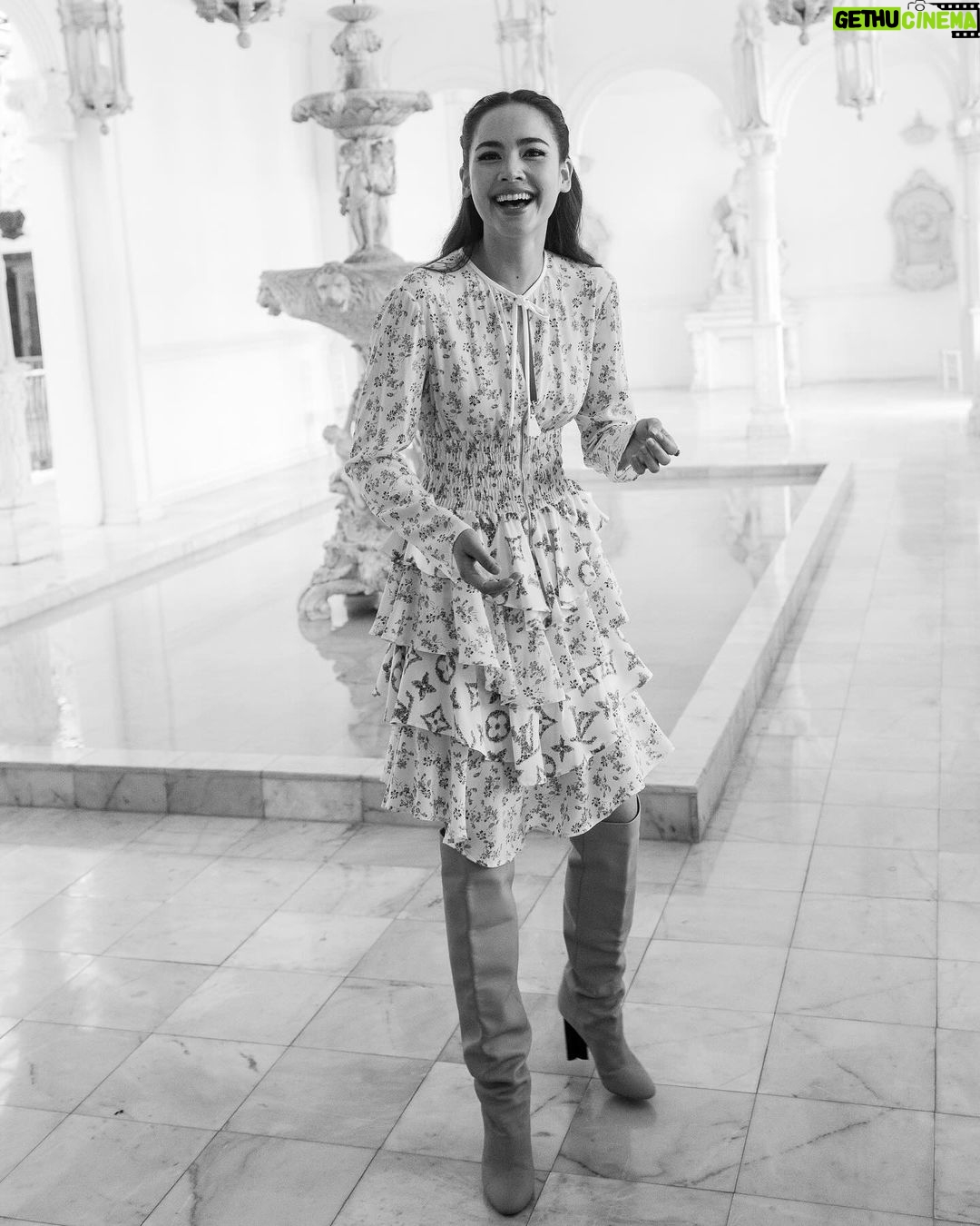 Urassaya Sperbund Instagram - ญาญ่า อิส โซๆๆๆๆ แฮปปี้ ค่ะ ♥️🥰🎠✨💃🏻 หวังว่าทุกคนจะมีความสุขนะคะ อิอิ รักกกกก #yayafairytaleparty