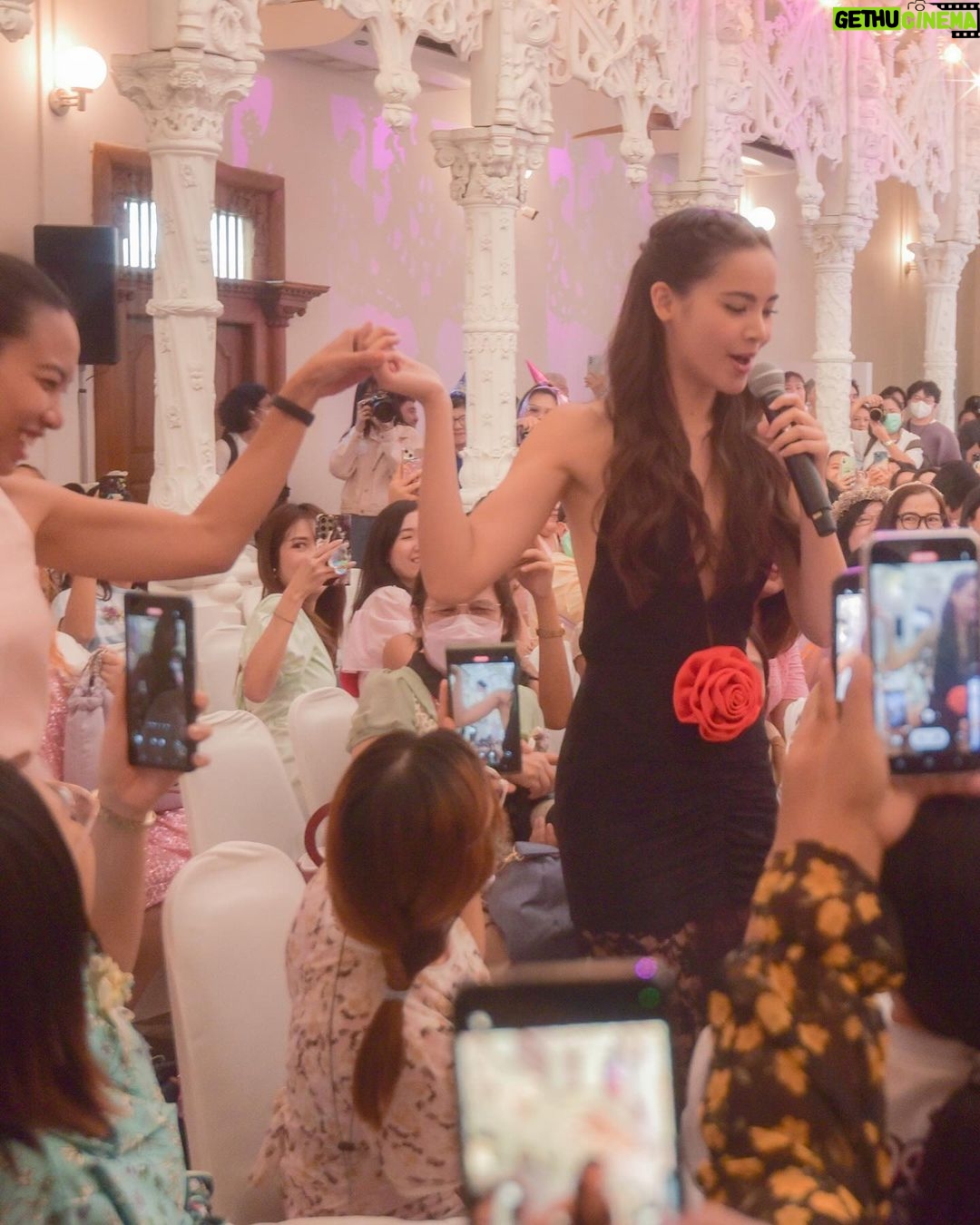 Urassaya Sperbund Instagram - ญาญ่า อิส โซๆๆๆๆ แฮปปี้ ค่ะ ♥️🥰🎠✨💃🏻 หวังว่าทุกคนจะมีความสุขนะคะ อิอิ รักกกกก #yayafairytaleparty