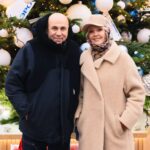Valeriya Instagram - Обожаю прогулки по Москве. Зимой наш любимый город приобретает особое очарование. В самом центре проходит выставка дизайнерских елок. Декор каждой ели— произведение искусства, созданное российскими дизайнерами( Игорем Чапуриным, Артёмом Кривда и др ) вместе с известными артистами, певцами, блогерами. "Путешествие в Рождество "—самый волшебный праздник в году. Первое фото у ёлочки от "Спокойной ночи, малыши". Второе —Аэрофлот.@aeroflot @spokoinoinochi.ru @prigozhin_iosif #московскиесезоны #путешествиеврождество