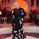 Valeriya Instagram - Дорогие мои, с праздником! Каждая из вас — неповторима, каждая из вас — прекрасна! Любви вам, счастья и гармонии! Сегодня на платформе ОК вас ждет караоке-концерт с лучшими весенними хитами и моей песней «Нежность» в новой версии! Слушайте, подпевайте и обязательно делитесь впечатлениями! С 8 Марта! #ОКсКараоке #8марта #VKПраздники 🌷🌷🌷🌞🌞🌞