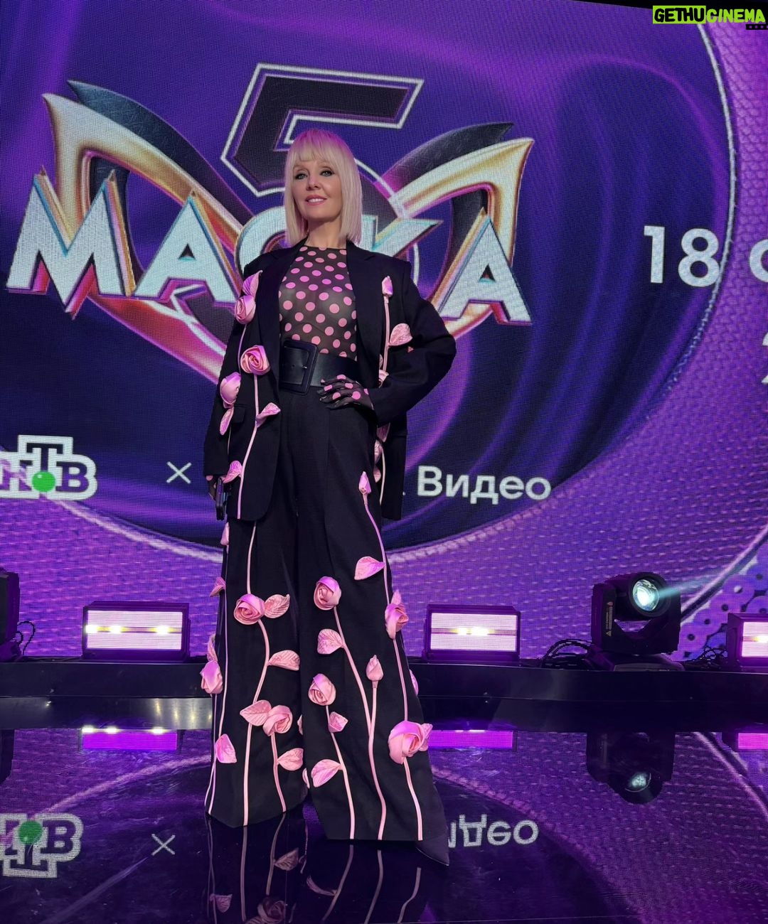 Valeriya Instagram - Фото с презентации пятого сезона проекта "Маски", эфир которого сегодня в 20:20. Спасибо большое @boutique_no7 @bno7.ae @sixdovn ♥️♥️♥️