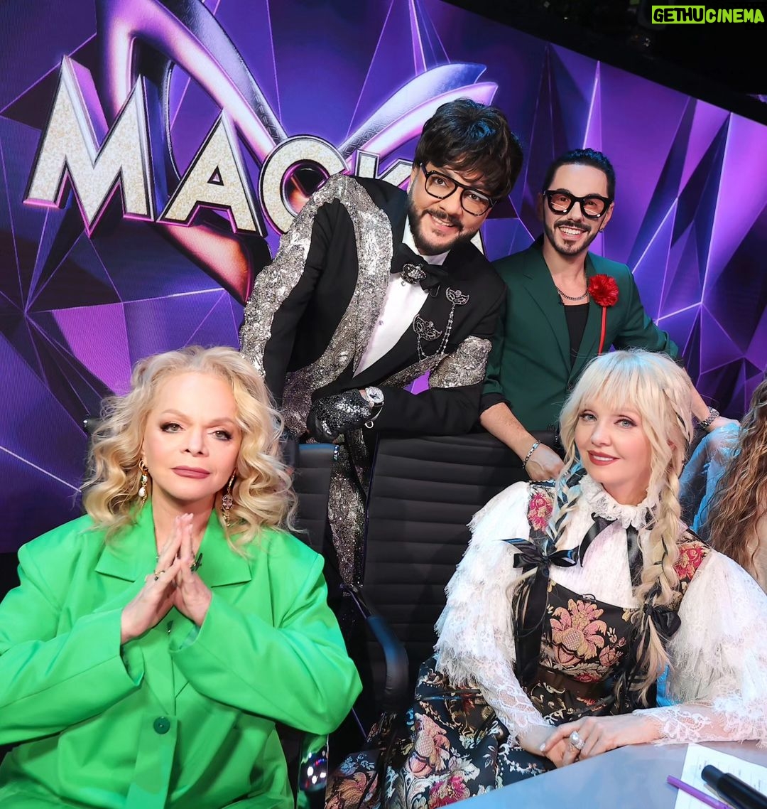 Valeriya Instagram - Включайте НТВ @ntv В эфире снова шоу "Маска" @maskantv @weitmedia @yuliasumacheva @fkirkorov @trodriguezzz @reginatodorenko @larisa.dolina.official ♥️🎭🎉