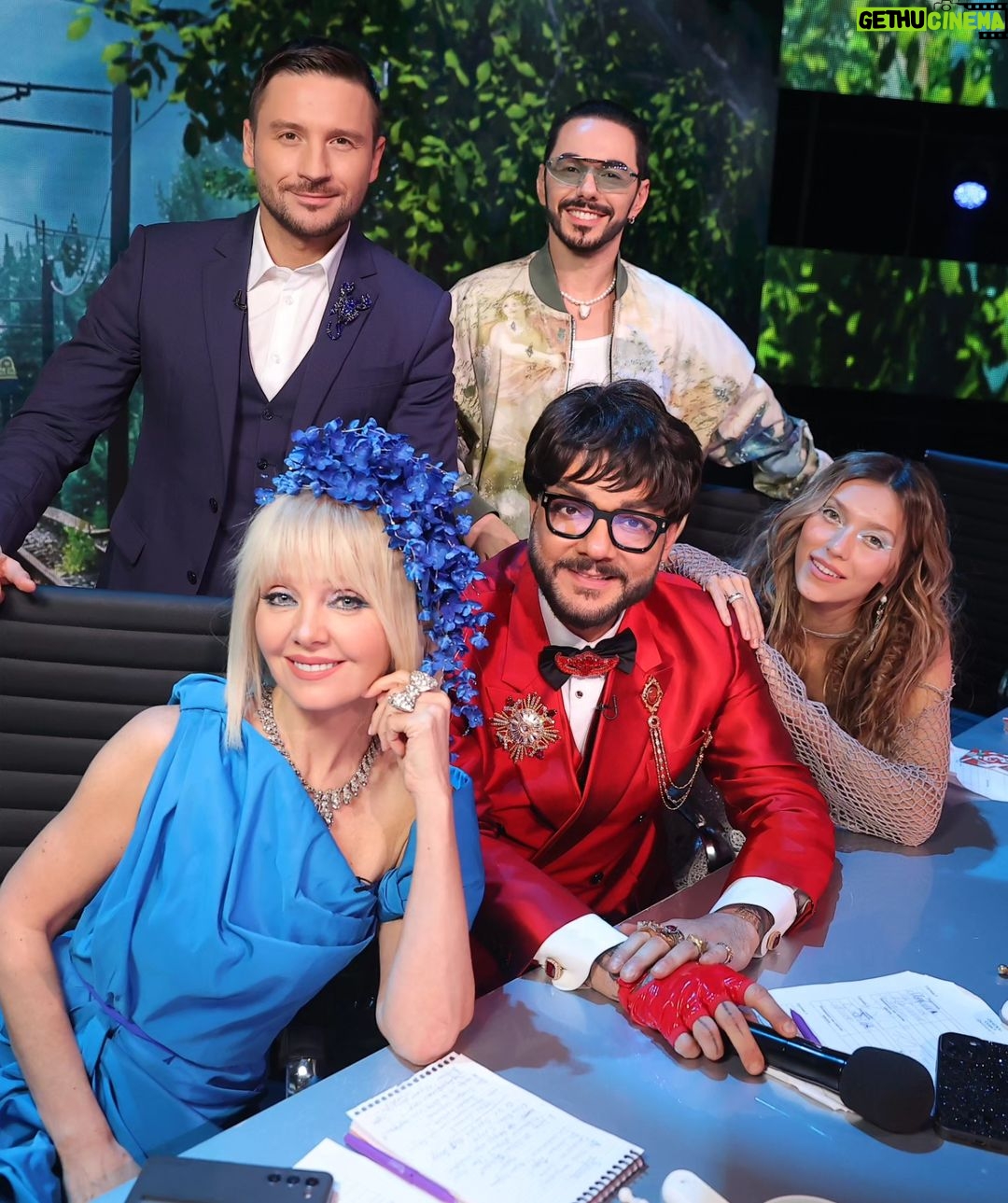 Valeriya Instagram - Сегодня наше жюри вот в таком составе: @lazarevsergey @fkirkorov @trodriguezzz @reginatodorenko Включайте НТВ в 22:00. В эфире снова шоу "Маска". @maskantv @ntvru @weitmedia @yuliasumacheva 🎭🎭🎭 Аксессуар для волос @boutique_no7 @платье @alexandermcqueen ❤️