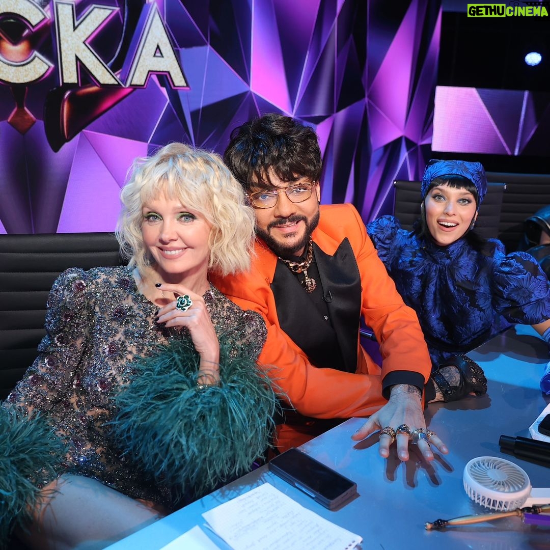 Valeriya Instagram - Срочно присоединяйтесь! "МАСКА" уже в эфире на НТВ @ntv @maskantv @weitmedia @yuliasumacheva @trodriguezzz @timurbatrutdinov @reginatodorenko @fkirkorov 🎭❤️🎭❤️ Спасибо @thenames.ru @boutique_no7