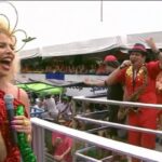 Vanessa da Mata Instagram - 🎊🎂 Porque hoje é meu aniversário Corpo cheio de esperança Uma eterna criançaaaaaaa Parabéns eu! Parabéns eu! Que delícia comemorar mais uma vez meu aniversário com vocês, Recife! 🎉🐓 @galodamadrugada @spok.oficial Stylist: @manufiaes Cabeça: @maite_atelier Top Antúrio: herbbbbie