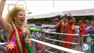 Vanessa da Mata Instagram - 🎊🎂 Porque hoje é meu aniversário
Corpo cheio de esperança
Uma eterna criançaaaaaaa
Parabéns eu! Parabéns eu! 

Que delícia comemorar mais uma vez meu aniversário com vocês, Recife! 🎉🐓
@galodamadrugada @spok.oficial

Stylist: @manufiaes 
Cabeça: @maite_atelier 
Top Antúrio: herbbbbie