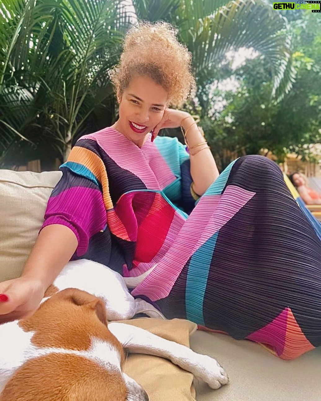 Vanessa da Mata Instagram - Já vi tantas pessoas sujando outras por puro ciúme, inveja, para descredibilizar, fazer o ódio se criar, para que a vida afastasse as pessoas que em muitas parcerias ou amizades, poderiam ser muito fortes. Aprendi com o tempo que sempre que falam mal de alguém, eu fico com o pé atrás. Prefiro conhecer a pessoa primeiro e ter minhas próprias compreensões e conclusões. É preciso ter cuidado. #VanessadaMata