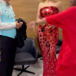 Vanessa da Mata Instagram - É uma surpresa atrás da outra quando percebo os detalhes caprichosos que Recife nos dá no carnaval! Mais de 150 blocos de Maracatus do baque bolado e outros, Caboclinho, e tantos e tantos blocos de ritmos que nos traduzem e gostam exatamente da variedade! Estamos perdendo os músicos regionais de todos os estados do nosso Brasil, porque os filhos dos tocadores, músicos, não se interessam em renovar essa cultura. E para mim, só de pensar, é uma dor imensa. Eu sempre vi e entendi, desde criança, que é um reflexo intangível de nossa autoestima luxuosa. Músicas importantíssimas, tradições trazidas por ancestrais, que contém nossa história! Pernambuco não. Isso se mantém como patrimônio nosso. De todos! Sábado teve o Baile Municipal. Sob um contexto de bailes antigos de carnaval, ou seja, delicioso, inesquecível, delirante no ponto! Muito feliz em ter participado! Tem cultura para todos e de graça. Sigam fortes músicos tocadores de ritmos ancestrais de rua desse país. Se eu pudesse dizer a cada um, seria de pura gratidão ao tempo servido, dedicado à cultura tradicional popular! Minha alma diz e sente amor nisso tudo! Obrigada! Stylist: @manufiaes Cabeça: maite_atelier Recife, Pernambuco, Brasil