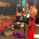 Vanessa da Mata Instagram - 🎶🎉 Obrigada Recife! Comemorar a vida com alegria, com arte! Isso vale a pena. Coisa mais linda o show ontem no @classichallpe ao lado do @spok.oficial @spokfrevo.oficial 🌹 Dia 10 estou de volta no Marco Zero! Até já! Stylist: @manufiaes Cabeça: @maite_atelier Casaco de penas roxo: @walerioaraujo Classic Hall