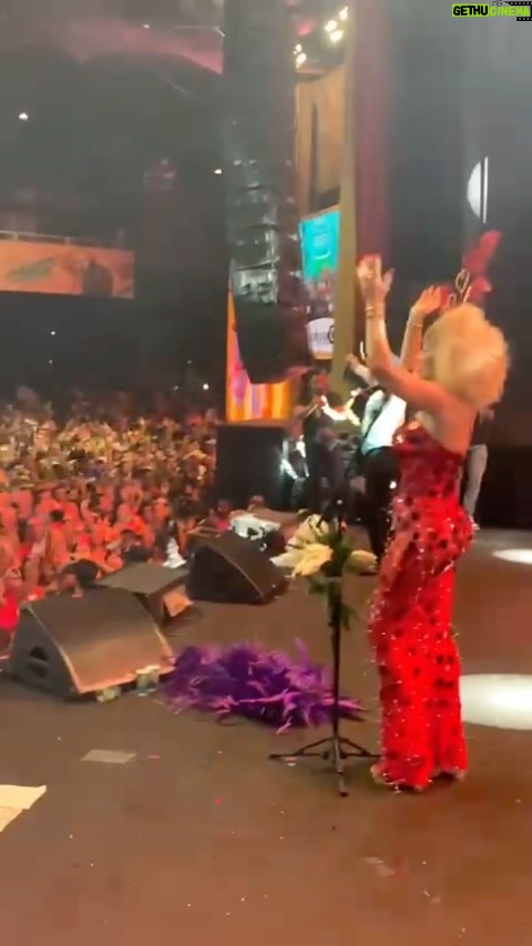 Vanessa da Mata Instagram - 🎶🎉 Obrigada Recife! Comemorar a vida com alegria, com arte! Isso vale a pena. Coisa mais linda o show ontem no @classichallpe ao lado do @spok.oficial @spokfrevo.oficial 🌹 Dia 10 estou de volta no Marco Zero! Até já! Stylist: @manufiaes Cabeça: @maite_atelier Casaco de penas roxo: @walerioaraujo Classic Hall