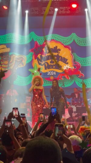 Vanessa da Mata Instagram - Tomar um banho de chuva, um banho de chuvaaaa (vocês completam nos comentários). 🌧️

E esse encontro de @vanessadamata e @iza no 58º Baile Municipal do Recife? 😍

🎥: @fariacarollina 

#BaileMunicipal #ClassicHall #58ºBaileMunicipal