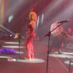 Vanessa da Mata Instagram - Nossa homenagem no baile municipal @bailemunicipal à sempre eterna e única @galcosta Bloco do prazer:Fausto Nilo Costa Junior / Moraes Moreira Obrigada à @spokfrevo.oficial que me alegra sempre que está comigo! Que honra Ao maestro spok salve e asè Stylist: @manufiaes Cabeça: @maite_atelier Casaco de penas: @walerioaraujo