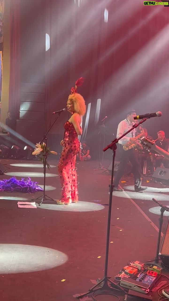 Vanessa da Mata Instagram - Nossa homenagem no baile municipal @bailemunicipal à sempre eterna e única @galcosta Bloco do prazer:Fausto Nilo Costa Junior / Moraes Moreira Obrigada à @spokfrevo.oficial que me alegra sempre que está comigo! Que honra Ao maestro spok salve e asè Stylist: @manufiaes Cabeça: @maite_atelier Casaco de penas: @walerioaraujo
