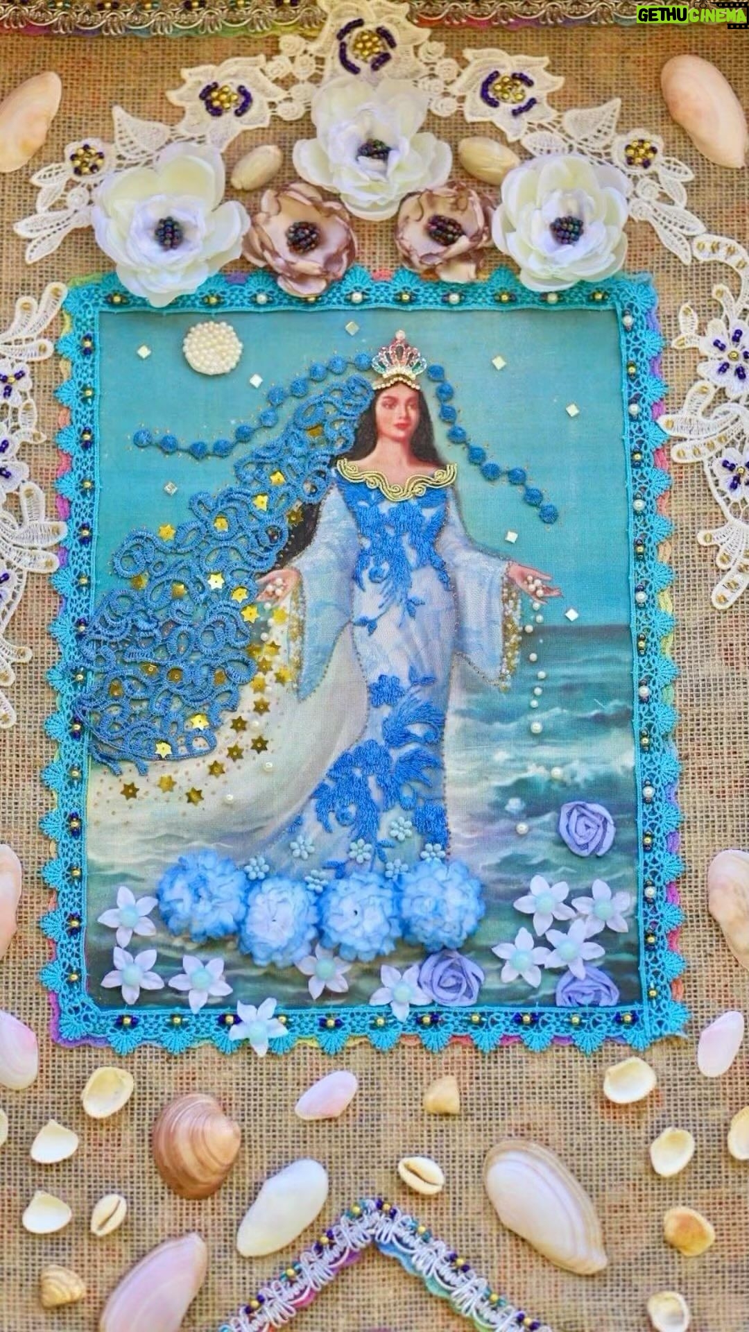 Vanessa da Mata Instagram - 🌊🪞 Iemanjá simboliza a energia da família, todas as cabeças e que, portanto, quando estamos equilibrados nela, retira angústias, confusão, tira tristezas, impurezas, traz prosperidade, assim como o mar pode trazer! Somos emoção, água em nossa maioria fisicamente, mais de 75%! Somos totalmente dependentes da natureza e ela sempre precisa ser reverenciada, cuidada, agradecida! Salve a Rainha do Mar e sua fartura. Sempre Linda. Presentes e agradecimentos para uma das forças da natureza. Dia de se vestir de branco e agradecer, pedir pelos cuidados desta Rainha do Mar, das cabeças (mente), entre outras coisas. “Canto de Iemanjá” (Baden Powell e Vinicius de Moraes) Iemanjá, Iemanjá Iemanjá é dona Janaína que vem Iemanjá, Iemanjá Iemanjá é muita tristeza que vem Vem do luar no céu Vem do luar No mar coberto de flor, meu bem De Iemanjá De Iemanjá a cantar o amor E a se mirar Na lua triste no céu, meu bem Triste no mar Se você quiser amar Se você quiser amor Vem comigo a Salvador Para ouvir Iemanjá A cantar, na maré que vai E na maré que vem Do fim, mais do fim, do mar Bem mais além Bem mais além do que o fim do mar Bem mais além Foto: Rose Figueiredo #VanessadaMata ⠀⠀⠀⠀⠀⠀⠀⠀⠀⠀⠀⠀⠀⠀⠀⠀⠀⠀
