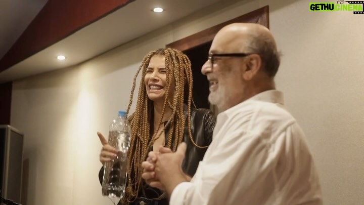 Vanessa da Mata Instagram - Há um ano chegava às plataformas “Foice”, segundo single do álbum #VEMDOCE. Um encontro com os mateiros, com as mazelas, com o entendimento de cada ferida, encontro com a cura. Intensa mas necessária. Um pouquinho do processo de composição e gravação de “Foice” pra vocês! #VanessadaMata #Foice #VemDoce
