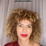 Vanessa da Mata Instagram - 📝 Carta (Ano de 1890) Composição: Vanessa da Mata Álbum: Vanessa da Mata (2002) Ando nas ruas do Centro Estou lembrando tempos Enquanto lhe vejo caminhar Aguando a calçada Um barbeia um velho Deita à noite e diz poesias Ando nas ruas do centro Estou lembrando tempos Enquanto lhe vejo caminhar Aguando a calçada Um barbeia um velho Deita à noite e diz serenata Vinho enquanto ouve choro costurar Passei na casa, Seu José não estava Memórias, Senhor Brás Cubas postumavam Enquanto vi passar Helena pra casa de chá Devagar, bonde na praça Ainda borda delicadeza Torna a gente banca de flores Libertando sorrisos no ar #VanessadaMata