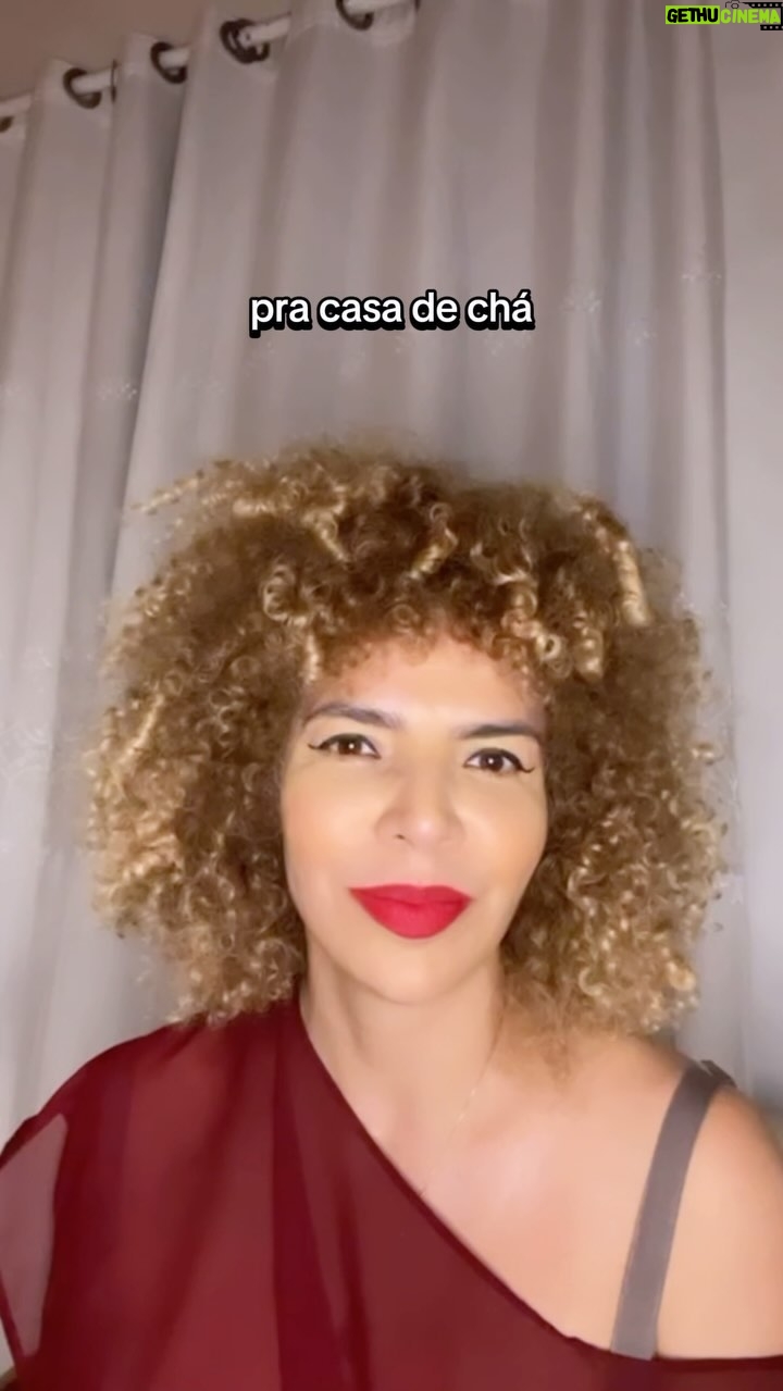 Vanessa da Mata Instagram - 📝 Carta (Ano de 1890) Composição: Vanessa da Mata Álbum: Vanessa da Mata (2002) Ando nas ruas do Centro Estou lembrando tempos Enquanto lhe vejo caminhar Aguando a calçada
Um barbeia um velho Deita à noite e diz poesias Ando nas ruas do centro Estou lembrando tempos Enquanto lhe vejo caminhar Aguando a calçada Um barbeia um velho Deita à noite e diz serenata Vinho enquanto ouve choro costurar Passei na casa, Seu José não estava Memórias, Senhor Brás Cubas postumavam Enquanto vi passar Helena pra casa de chá Devagar, bonde na praça Ainda borda delicadeza Torna a gente banca de flores Libertando sorrisos no ar #VanessadaMata