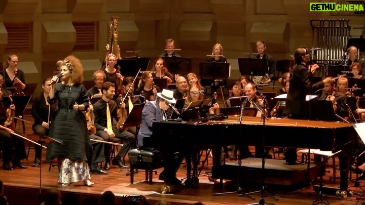 Vanessa da Mata Instagram - ❤️ Se existiu amor que se confunde entre admiração de uma obra, de um estilo de vida de um ídolo, esse foi por Tom Jobim (@jobimoficial)! Quando o escuto e vejo o seu exemplo de vida, seu envolvimento e inteligência na retenção de si e “auto-sustentação” através da natureza, percebo em mim, uma desconectada sensação de saudosismo em querer ter existido como sou, na época dele. Um homem de estirpe e raro, um artista de nome e nobreza na existência pessoal que se estende na obra e geralmente isso não é automático. Ele era inteiro genial, assim sendo, eu aqui agradeço pela sua existência. Saudade de quem não pôde te conhecer pessoalmente, mas que em obra te conhece mais e te concede muito amor. Salve o nosso mestre maior Antonio Carlos Jobim. Na data que comemoramos 97 anos de seu nascimento, apenas o meu muito obrigada Tom Jobim! No vídeo com @daniel_jobim e a Orquestra Filarmônica de Rotterdam, sob a regência da maestra Simone Menezes, no Festival Brasil Sinfônico em Rotterdam, Holanda, em 24 de agosto de 2017. #VanessadaMata #EquipeVDM #tomjobim Rotterdam,Netherland