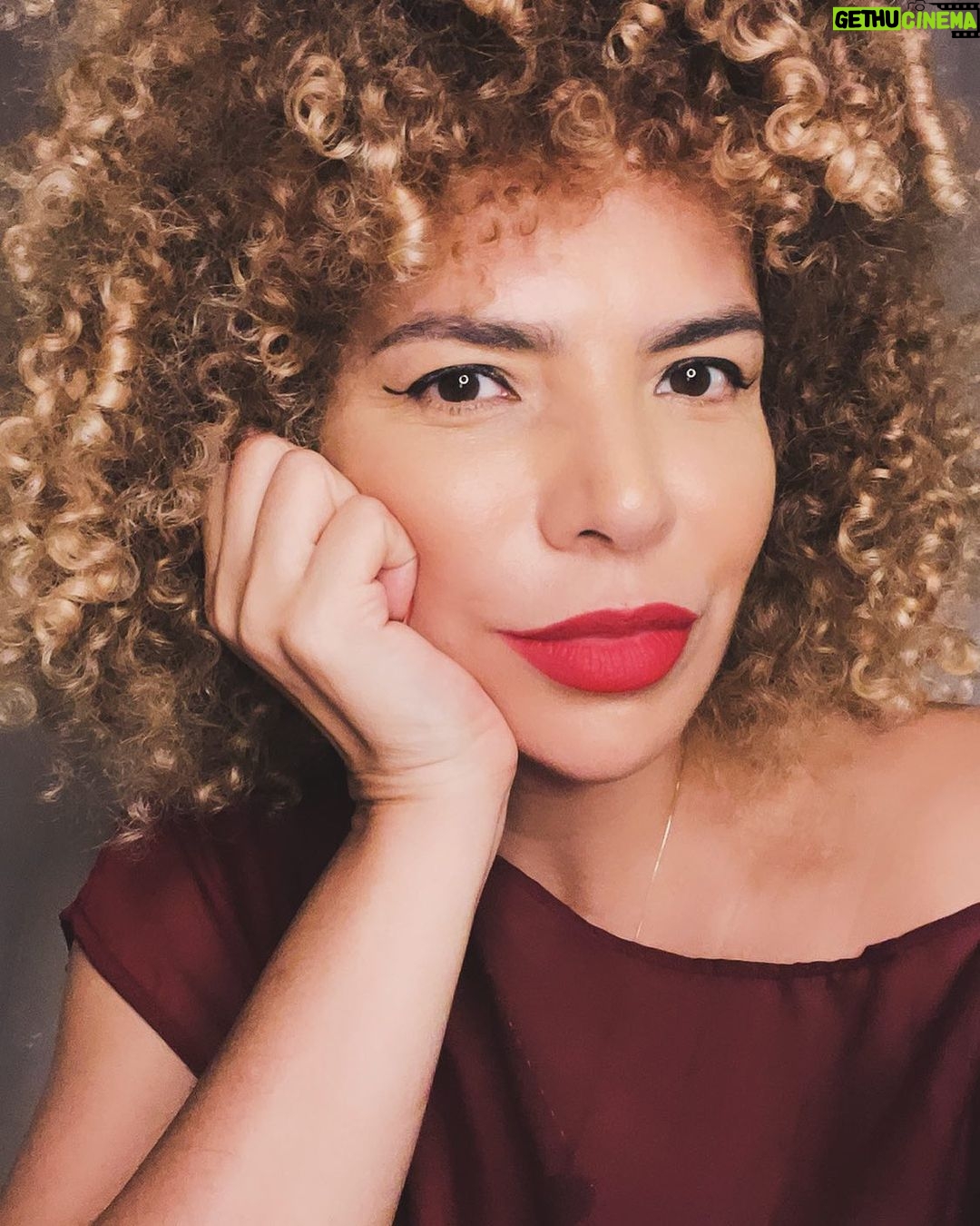 Vanessa da Mata Instagram - Ao individual modo de sermos, Por mais que tentam impor em nós pareceres ou sangue Se lhe é dado o desconforto Libertar-se do seguir o sangue de pai e mãe, caso sejam infortuneis Honrar pai e mãe apenas nos exemplos bons e lutas dignas diárias Segue avante e erga-se pela própria evolução deles, por eles, por eles, mas liberta-se Ao desatar-se e alinhar-se no esplendoroso do seu próprio ser De sim ao seu compromisso somente consigo logo o saudável de vida Sim à vida E ao adeus hoje e amanhã do fadado ao esmo Que tentaram e tentam impor A ti Rompa, quebre, invista-se Mas que desfaçamos os nós e laços feito de prisões que não existem Avante sempre ao nosso Sim à vida que é toda nossa e só a nós nos damos Pulsão de vida e não de morte Saudável invicta seja a nossa sabedoria Faço-me e faço-te livre de qualquer amarração ou mistura de mim e de vós Curo-me, livro-me na auto-medicina Limpa e independente Destino e fluência divina evolutiva, dou-me Pois somente vida, saúde e alegria Assim liberto-me Asè Amém Namaste 🙏